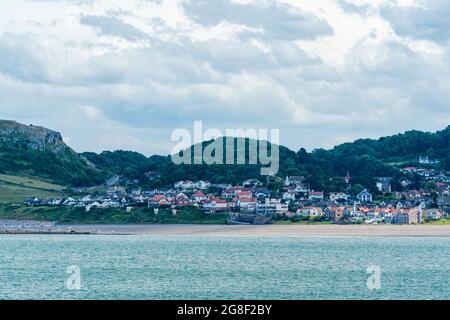 Blick auf die Penrhyn-Seite über die Llandudno Bay, die sich in der Grafschaft Clwyd, Nordwales, befindet Stockfoto