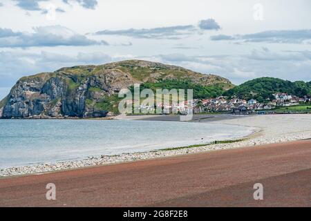 Blick auf Little Orme und Penrhyn-Seite über die Llandudno Bay, die sich im County Clwyd, Nordwales, befindet Stockfoto