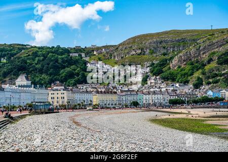 LLANDUDNO, WALES - 05. JULI 2021: Hotels säumen eine kurvige Promenade von Llandudno. Stockfoto