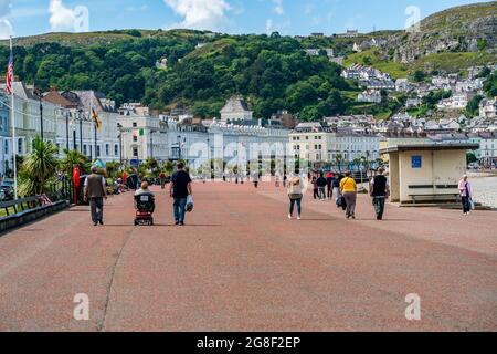 LLANDUDNO, WALES - 05. JULI 2021: Hotels säumen eine kurvige Promenade von Llandudno. Stockfoto