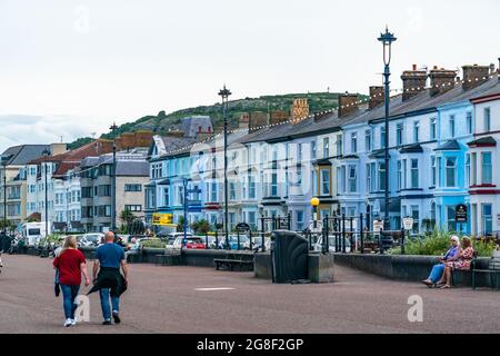 LLANDUDNO, WALES - 05. JULI 2021: Hotels säumen die Promenade von Llandudno. Stockfoto