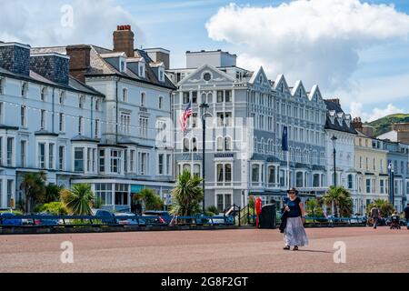 LLANDUDNO, WALES - 05. JULI 2021: Hotels säumen eine kurvige Promenade von Llandudno. Stockfoto