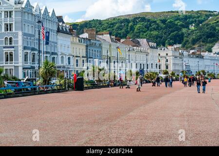 LLANDUDNO, WALES - 05. JULI 2021: Hotels säumen eine kurvige Promenade von Llandudno. Stockfoto