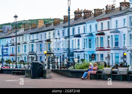 LLANDUDNO, WALES - 05. JULI 2021: Hotels säumen die Promenade von Llandudno. Stockfoto