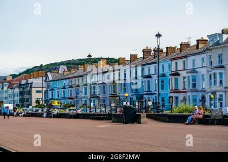 LLANDUDNO, WALES - 05. JULI 2021: Hotels säumen eine kurvige Promenade von Llandudno. Stockfoto