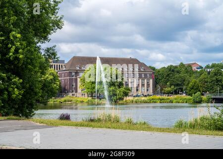 Kiel Hafenimpressionen - der kleine Kiel in Kiels Innenstadt mit der großen Wasserfontänen und dem Gebäude der Förde-Sparkasse Stockfoto