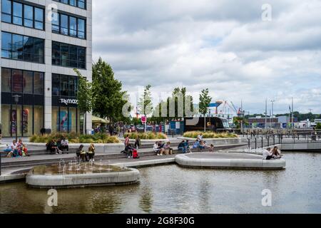 Kiel Hafenimpressionen - die Kieler Innenstadt, in der Fußgängerzone befindet sich das Holstenfleet zum Verteilen und Entspannen, Systemgastronomie so Stockfoto