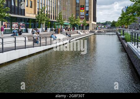 Kiel Hafenimpressionen - die Kieler Innenstadt, in der Fußgängerzone befindet sich das Holstenfleet zum Verteilen und Entspannen, Systemgastronomie so Stockfoto