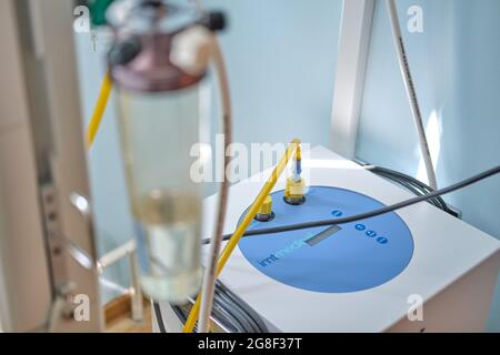 Ein Gerät zur Sauerstoffversorgung von Patienten mit Atemwegserkrankungen in einem Krankenhaus - Russland, Region Moskau, 23. Juni 2021 Stockfoto