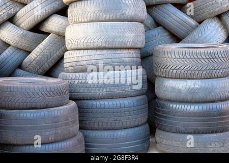 Recycling-Materialkonzept. Viele schwarze Autoreifen, die in einem Stapel gestapelt wurden. Recycling von Fahrzeugen. Umweltschutz. Stockfoto