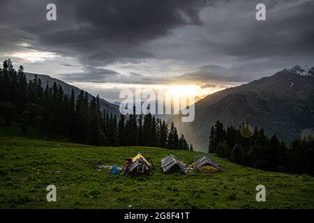 Bunbuni Pass oder bhunbuni Pass eine Tageswanderung von kheerganga im parvati Tal in kasol, himachal pradesh. Stockfoto