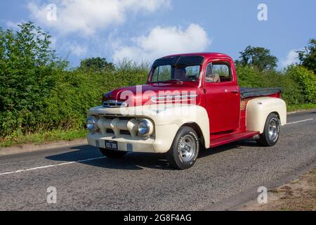 1951 50er Jahre rot-weiß amerikanischer Ford F1 holt 6400 ccm Arbeitswagen auf dem Weg zur Capesthorne Hall Classic Car Show im Juli in Cheshire, Großbritannien Stockfoto