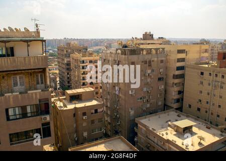 Kairo - Ägypten - 1. Oktober 2020: Panoramablick auf Nasr City Kairo alten Wohnbezirk mit vielen Gebäuden. Draufsicht. Hauptstadt Stockfoto