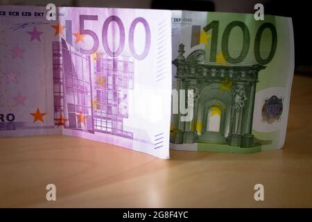 500 und 100 Euro in offiziellen Banknoten. Keine Personen Stockfoto