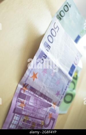 500 und 100 Euro in offiziellen Banknoten. Keine Personen Stockfoto