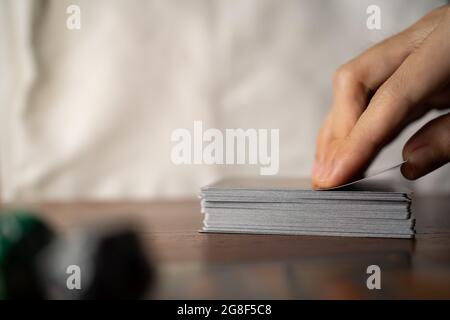 Ziehen Sie Trading-Karten aus dem Deck Stockfoto