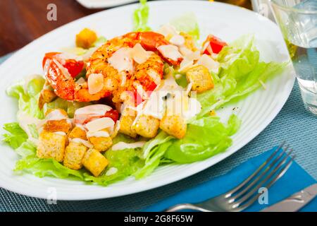 Caesar Salat mit Garnelen Stockfoto