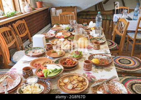 Orheiul vechi, Moldawien - 14. Juni 2021 leckeres Essen auf dem Tisch in einem Restaurant Stockfoto