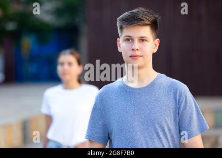 Hübscher junger Mann, der auf der Straße läuft Stockfoto