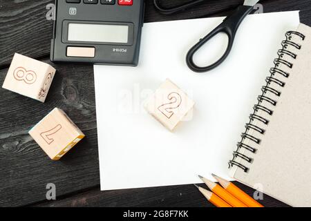 Holzwürfel mit Zahlen auf der Tischplatte nah oben. Bildungskonzept Stockfoto