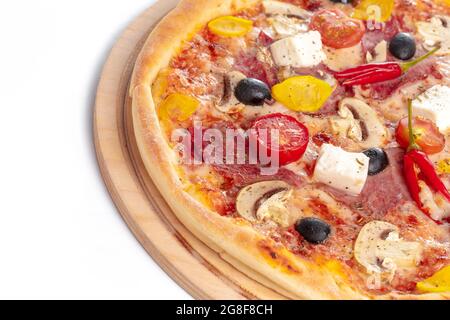 Italienische fast Food. Köstliche heiße Pizza in Scheiben geschnitten und auf Holzplatte serviert, isoliert auf weißem Hintergrund Stockfoto