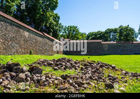 Verteidigungsmauer der mittelalterlichen Burg Medininkai, Litauen Stockfoto