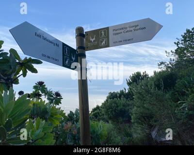 Kapstadt, Südafrika – 5. November 2019: Schild zeigt den Weg zum Platteklip Gorge Wanderweg und zur Upper Cable Station am Tafelberg, Cape Stockfoto