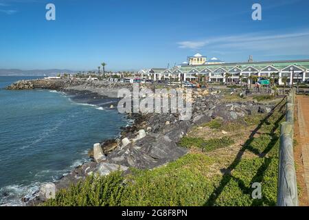 Blick auf die Victoria und Alfred Waterfront (W&A Waterfront), Kapstadt, Südafrika vor blauem Himmel Stockfoto