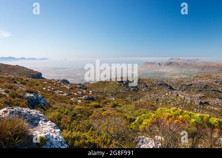 Panoramablick vom Gipfel des Tafelbergs auf False Bay und Cape of Good Hope, Kapstadt, Südafrika am Morgen gegen blauen Himmel Stockfoto