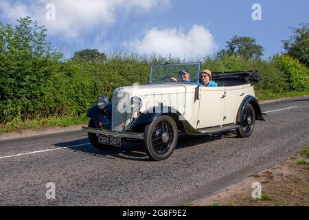 1935 30er Jahre Vorkriegs-weißes britisches Classic Austin 12-4 1535ccm Cabrio auf dem Weg zur Capesthorne Hall classic July Car Show, Ceshire, UK Stockfoto