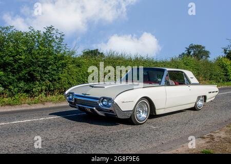 1962 60s weiße American Ford Thunderbird 1298cc Benzin-Coupé 2DR auf dem Weg zur Capesthorne Hall Oldtimer-Ausstellung im Juli, Cheshire, Großbritannien Stockfoto