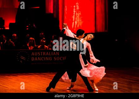 Die australischen Ballroom-Tänzer Samuel Brown und das Tanzbein-Tanzbein-Tanzbein-Tanzbein-Tanzbein tanzen während der 73. Australian Dancesport Championship in der Kategorie Standard unter 21. Stockfoto