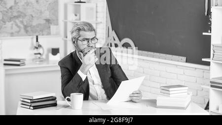 College High School. Die Abschlussprüfung kann mündlich schriftlich oder praktisch erfolgen. Lehrer erklärt Theorie. Vorbereitung auf den Test. Der Lehrer bärtige Mann Tafel Stockfoto