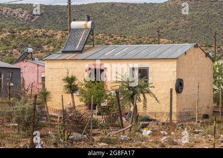 WILLOWMORE, SÜDAFRIKA - 21. APRIL 2021: Ein Haus mit einem Sonnengeysir in einem Township in Willowmore in der Eastern Cape Province. Stockfoto
