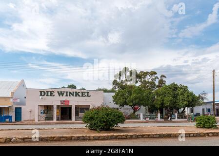 STEYTLERVILLE, SÜDAFRIKA - 21. APRIL 2021: Eine Straßenszene mit Geschäften in Steytlerville in der Provinz Eastern Cape Stockfoto