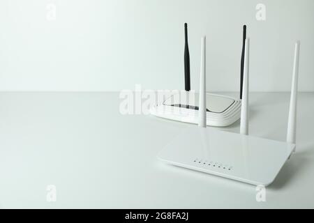 WLAN-Router mit externen Antennen auf weißem Hintergrund Stockfoto