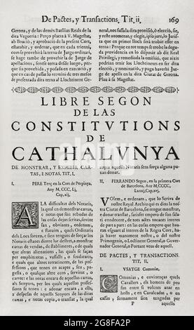 Constituciones y otros Derechos de Cataluña (Konstitutionen und andere Rechte Kataloniens), zusammengestellt aus den Corts von König Philipp IV. Erster Band. Gedruckt im Haus von Joan Pau Marti und Joseph Llopis Estampers, 1704. Zweites Buch. Über die Konstitutionen Kataloniens. Pere III. (1319-1387) 1351 vor den Gerichten von Perpignan. Fernando II. (1452-1516) im ersten Gericht von Barcelona im Jahr 1481. Historische Militärbibliothek von Barcelona, Katalonien, Spanien. Stockfoto