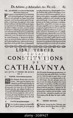 Constituciones y otros Derechos de Cataluña (Konstitutionen und andere Rechte Kataloniens), zusammengestellt aus den Corts von König Philipp IV. Erster Band. Gedruckt im Haus von Joan Pau Marti und Joseph Llopis Estampers, 1704. Drittes Buch. Über die Konstitutionen Kataloniens. Über Urteile und Gesetzesunterschriften. De juicios y firmas de derecho. Usatge. Historische Militärbibliothek von Barcelona, Katalonien, Spanien. Stockfoto