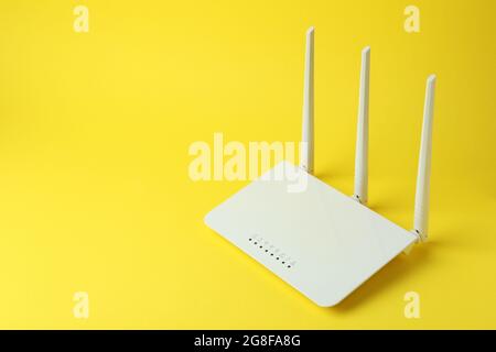 WLAN-Router mit externen Antennen auf gelbem Hintergrund Stockfoto