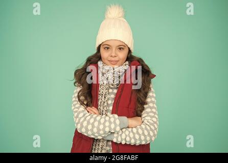 Frohe Feiertage. Kalte Jahreszeit Stil weihnachtsaktivität. Kindheit Glück. Thermische Kleidung. Happy teen Mädchen tragen warme Kleidung. Winter Kid Mode Stockfoto