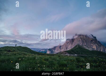 Sellaronda und Sellatürme am Abend, Dolomiti. Stockfoto