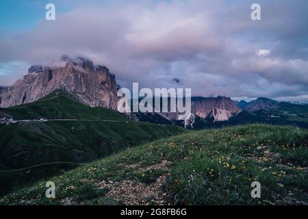 Sellaronda und Sellatürme am Abend, Dolomiti. Stockfoto