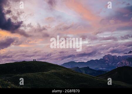 Abenduntergang auf dem Sellajoch, Dolomiti. Stockfoto