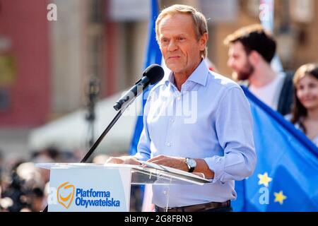 Danzig, Polen. Juli 2021. Donald Tusk wurde während einer politischen Kundgebung auf dem Long Market in Danzig gesehen. Tusk kehrte nach langer Abwesenheit aus der polnischen Politik als Führer zur Partei der Bürgerplattform (Platforma Obywatelska) zurück. Donald Tusk wird die polnische Opposition gegen die Partei Prawo i Sprawiedliwosc (Recht und Gerechtigkeit) bei den Parlamentswahlen in Polen im Jahr 2023 vereinen. (Bild: © Mateusz Slodkowski/ZUMA Press Wire) Stockfoto