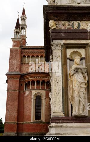 Certosa di Pavia, Außenansicht der historischen Abtei in der Provinz Pavia, Lombardei, Italien. Detail der Kirchenfassade Stockfoto