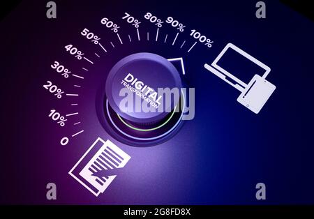 Digitale Transformation durch die Nutzung von Informationstechnologien als Cloud-Computing verbessert das Geschäftsprozessmanagement die Effizienz. Drehknopf Stockfoto