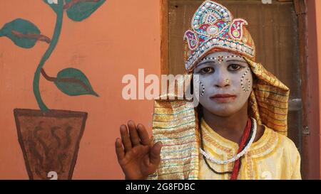 Traditionell gekleidete indische Frau mit einem gemalten Gesicht im Freien Stockfoto