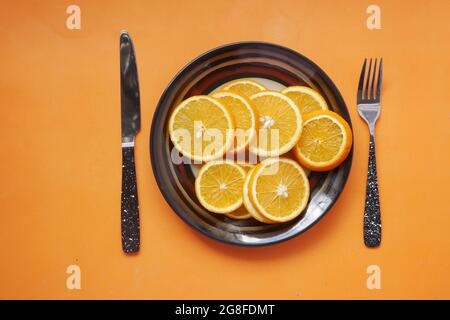 Nahaufnahme einer Scheibe Orangenfrucht auf einem Teller Stockfoto