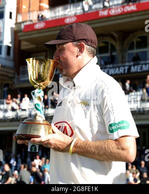 Datei-Foto vom 27-09-2018 von Surreys Rikki Clarke, der am vierten Tag des Specsavers County Championship Division One Match im Kia Oval, London, mit der County Championship Trophäe feiert. Ausgabedatum: Dienstag, 20. Juli 2021. Stockfoto