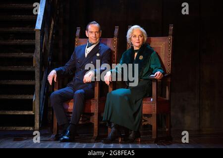 Jonathan Hyde (Claudius), Jenny Seagrove (Gertrude) in HAMLET von Shakespeare Eröffnung im Theatre Royal Windsor, England am 20/07/2021 Bühnenbild: Lee Newby Kostüme: Loren Epstein Perücken & Make-up: Susanna Peretz Beleuchtung: Zoe Spurr Regie: Sean Mathias Stockfoto